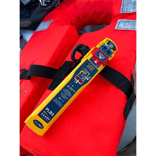 Balise personnelle Ocean Signa PLB3 installation de la balise sur gilet de sauvetage